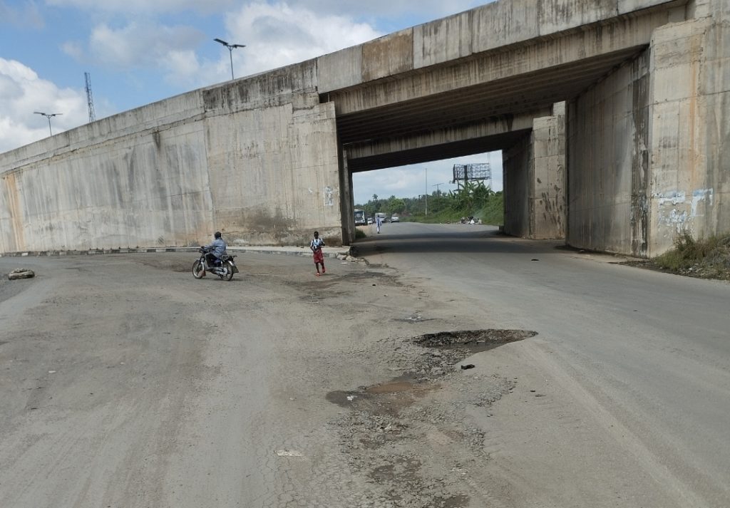 Six Months After Commissioning, Former Governor Ayade’s Spaghetti Flyover, Dual Carriageway Begins To Fail